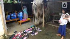 Seorang ibu melihat aktivitas belajar mengajar di Pendidikan Usia Dini (PAUD) Pelopor di Desa Cibeuteung, Ciseeng, Bogor, Rabu (19/2/2020). Sudah sejak 2009, PAUD yang memiliki 30 murid ini belajar pada bangunan sederhana menumpang di tanah milik orang lain. (merdeka.com/Arie Basuki)