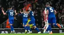Sebaliknya, West Ham United yang terpaksa harus mengandalkan serangan balik, justru bermain sangat disiplin dalam menjaga lini belakangnya. (AP Photo/Alastair Grant)