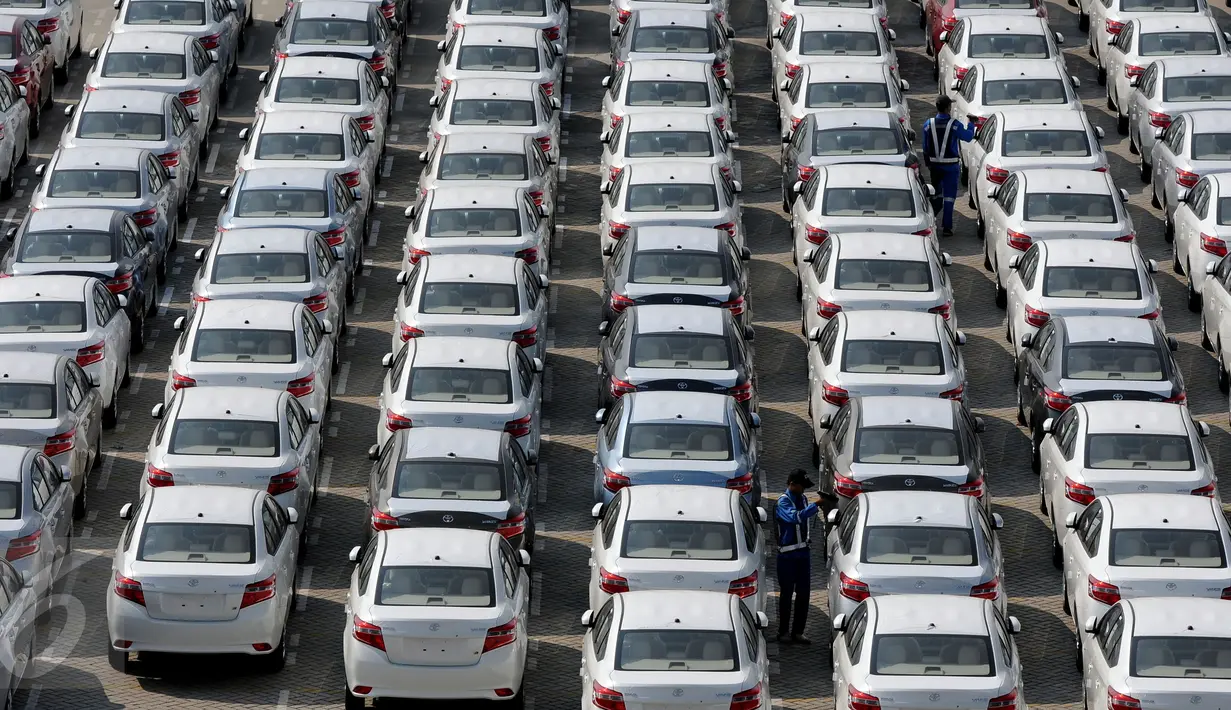 Petugas ketika mengecek mobil yang baru diturunkan dari kapal pengangkut di Tanjung Priok Car, Terminal Pelabuhan Tanjung Priok, Jakarta, Rabu (29/7/2015). Pasar otomotif nasional menyusut 15,3% selama paruh pertama 2015. (Liputan6.com/Johan Tallo)