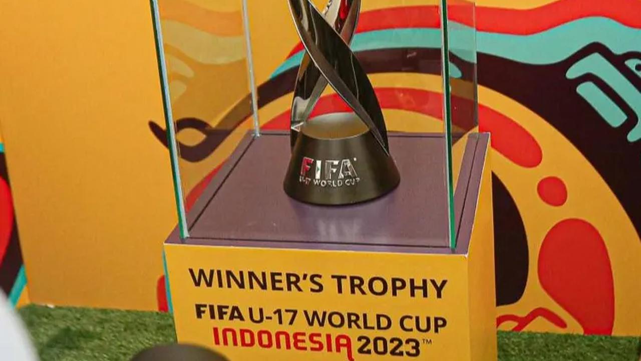 Hingga penampakan trofi Piala Dunia U-17 menjadi sorotan kamera saat Trophy Experience Piala Dunia U-17 2023 di kawasan Bundaran HI.