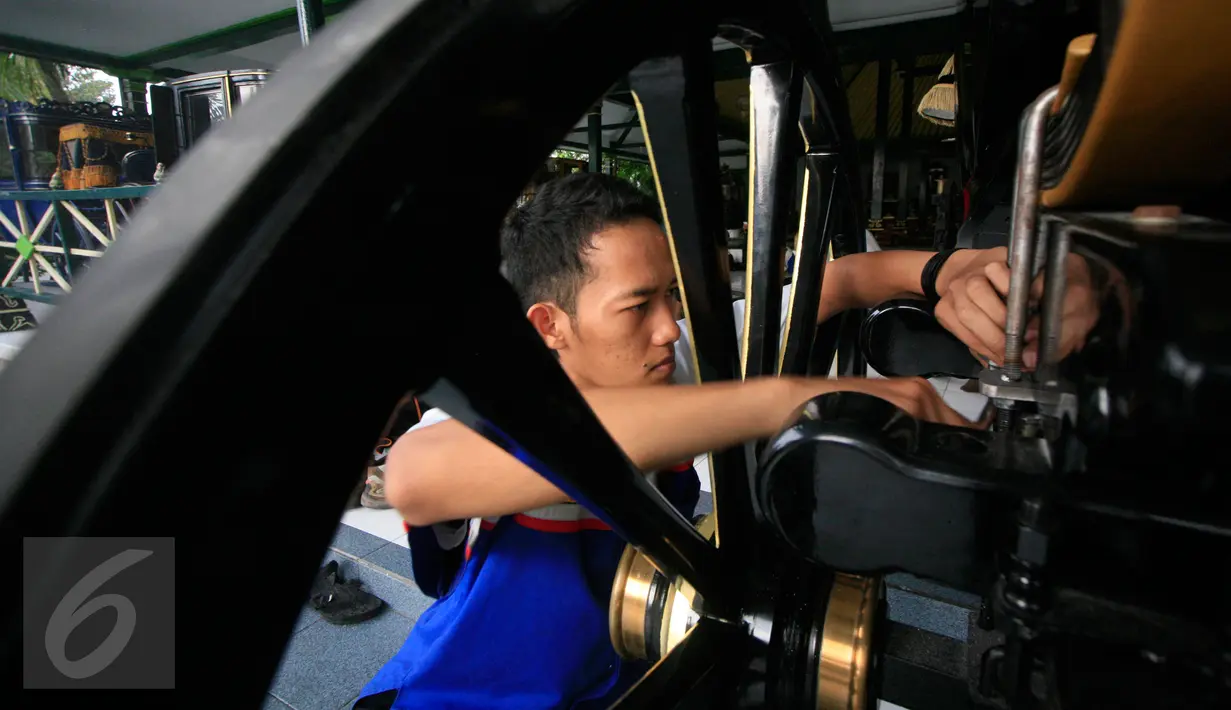 Teknisi mempersiapkan kereta yang akan digunakan untuk prosesi kirab ageng jumeneng dalem Paku Alam X di Komplek Kadipaten Pakualaman Ngayogyakarta, DIY, Selasa (5/1). Jumeneng atau penobatan Paku Alam X akan digelar pada 7 Januari 2016. (Boy Harjanto)