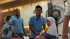 Pemain Timnas Indonesia U23 Andik Vermansyah memberikan bingkisan kepada sejumlah anak yatim yang hadir dalam acara pelepasan (Liputan6.com/Helmi Fithriansyah) 