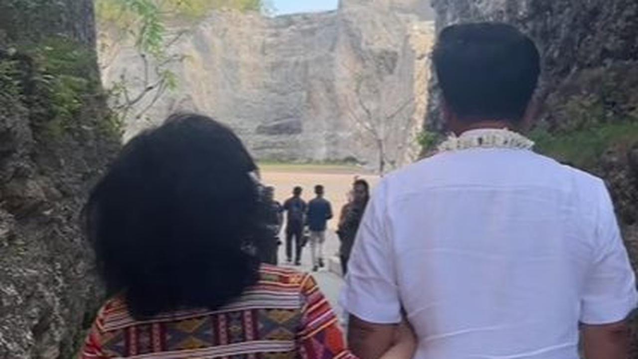 Sambil menikmati reuni, keduanya jalan-jalan dengan selalu bergandengan tangan.&nbsp;