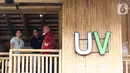 Property Owner Urbanview Ta-ke Blok M Raditya Bagus Prakosa, Head of Multibrands RedDoorz Adil Mubarak dan Kementerian Parekraf Henky Manurung berbincang di sela-sela peluncuran Urbanview Hotels di Jakarta (29/3/2022). (Liputan6.com)