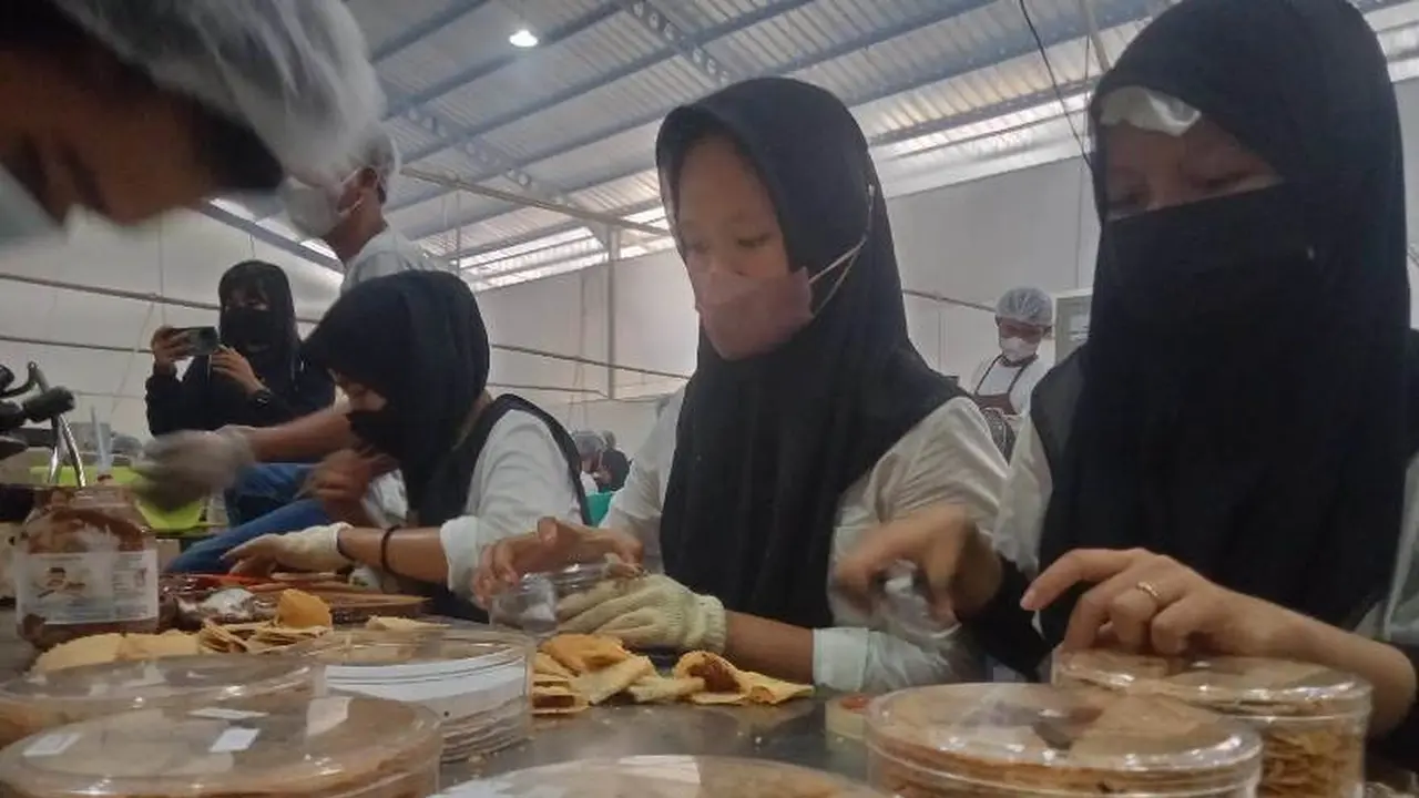 Cerita Sukses Pasangan Suami Istri Pengusaha Kue Loves Semprong
