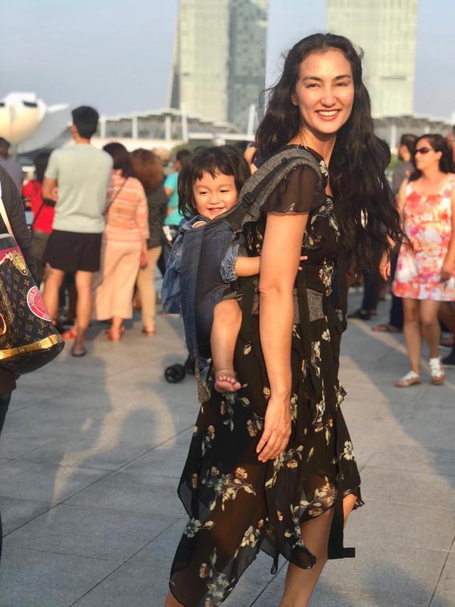 [Fimela] Atiqah Hasiholan dan Salma