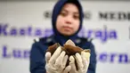 Petugas bea cukai Malaysia menggelar konferensi pers terkait penyitaan kulit trenggiling, Sepang, senin (8/5). Bea cukai Malaysia menyita lebih dari 700 kilogram kulit trenggiling senilai 2,12 juta dolar Amerika. (AFP/MANAN VATSYAYANA)