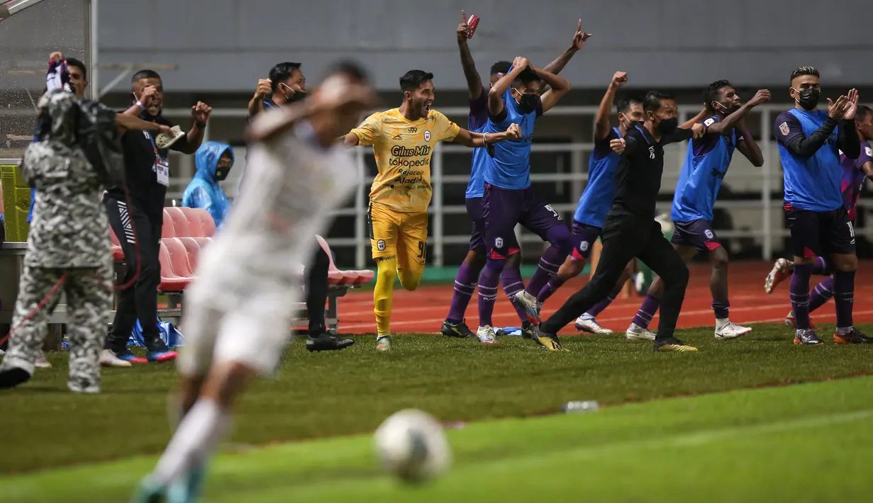 Para pemain dan tim ofisial Rans Cilegon FC merayakan kemenangan 3-0 atas PSIM Yogyakarta usai laga semifinal Liga 2 2021 di Stadion Pakansari, Bogor, Senin (27/12/2021). (Bola.com/Bagaskara Lazuardi)