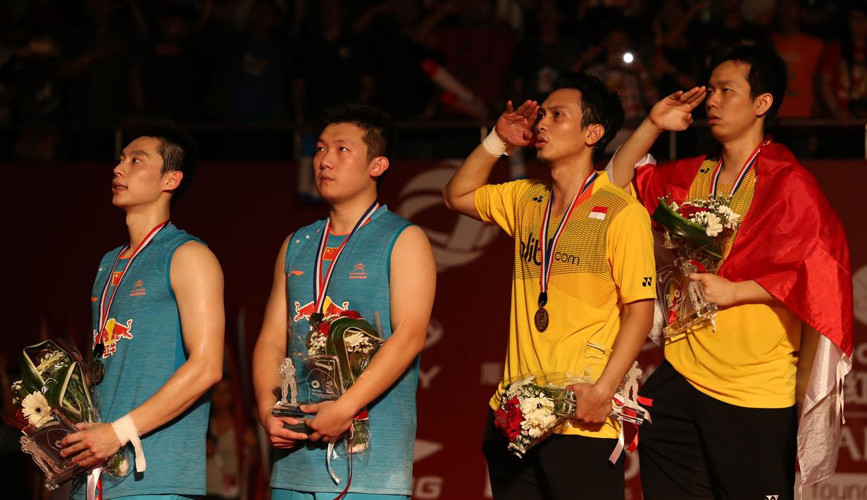Mohammad Ahsan/Hendra Setiawan dan pasangan Tiongkok,  Liu Xiaolong/Qiu Zihan saat lagu Indonesia Raya dikumandangkan. Minggu (16/8/2015). (Bola.com/Arief Bagus)