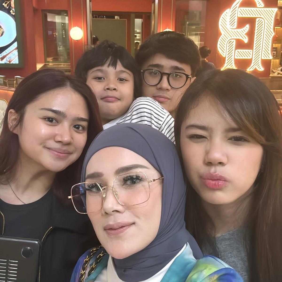 7 Potret Mulan Jameela Kumpul Bareng Keempat Anaknya, Sebut Abis Gaul dengan Teman Sepermainan