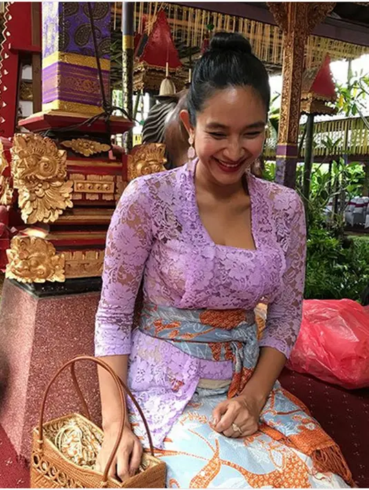 "Hari saya 🌹🌸 ini saya pakai baju bali. Ada yang salah dengan itu? saya bingung komentar nya suka ada aja yang ga nyambung. maaf yang tidak genah, saya block:)," tulis Happy Salma. (Instagram/happysalma)
