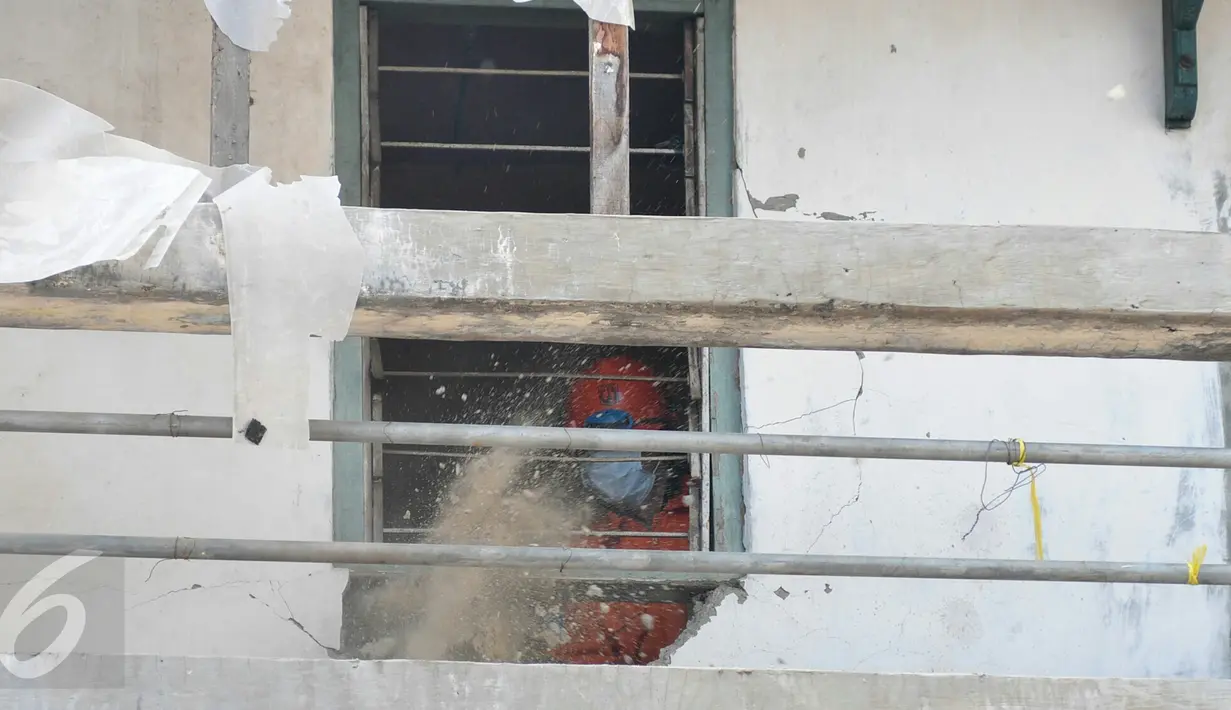 Petugas melakukan membongkar bangunan di samping Kantor Kelurahan Rawajati, Pancoran, Jakarta, Selasa (22/12). Empat rumah petak dibongkar Satpol PP karena berdiri di atas lahan milik Pemprov DKI Jakarta. (Liputan6.com/Yoppy Renato)