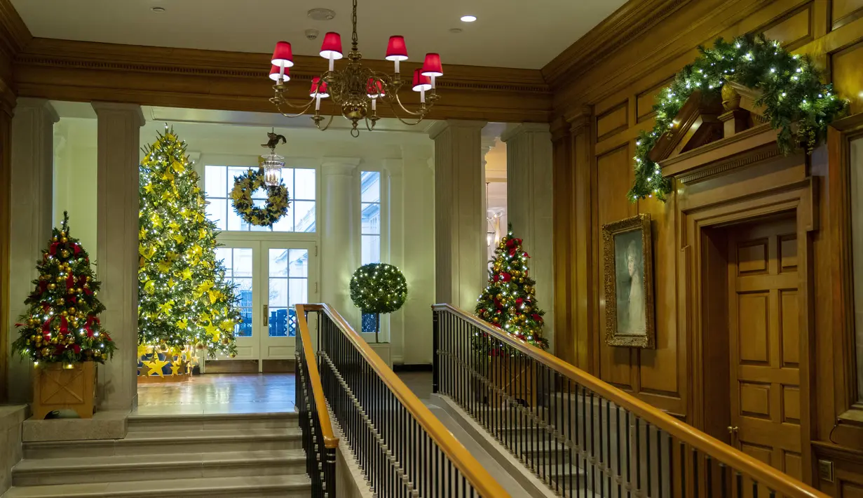 Pohon Bintang Emas dipajang di East Landing selama pratinjau pers dekorasi Natal Gedung Putih, di Washington, Senin (29/11/2021). Ibu Negara AS Jill Biden meluncurkan dekorasi liburan Gedung Putih 2021 dengan tema “Gifts from the Heart”. (AP Photo/Evan Vucci)