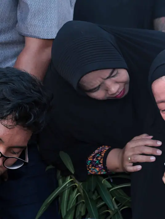 Kepergian Eko DJ untuk selamanya ini tentu juga menjadi luka bagi para keluarga. Tampak raut wajah sedih pada anak dan istri di atas pusara Eko DJ. (Deki Prayoga/Bintang.com)