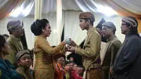 Putra Presiden Jokowi, Gibran Rakabuming Raka, beserta rombongan menyampaikan seserahan kepada keluarga calon mempelai wanita, Selvi Ananda. (Liputan6.com/Faizal Fanani)