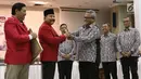 Ketua Umum PKPI, Hendropriyono (ketiga kiri) berjabat tangan dengan Ketua KPU Arief Budiman saat penyerahan nomor urut peserta Pemilu 2019 di kantor KPU Pusat, Jumat (13/4). (Liputan6.com/Angga Yuniar)