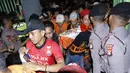 Para Jakmania berusaha masuk stadion Patriot, Bekasi, Minggu (12/11/2017). Pertandingan terakhir Persija di Liga 1 2017 ini membuat antusias Jakmania semakin tinggi untuk datang menyaksikan laga. (Bola.com/ M Iqbal Ichsan)