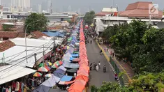 Pemandangan pedagang kaki lima (PKL) di depan Stasiun Tanah Abang, Jakarta, Kamis (3/5). Diberikannya izin berjualan di kawasan tersebut menyebabkan fungsi trotoar dan jalan raya beralih fungsi. (Liputan6.com/Immanuel Antonius)
