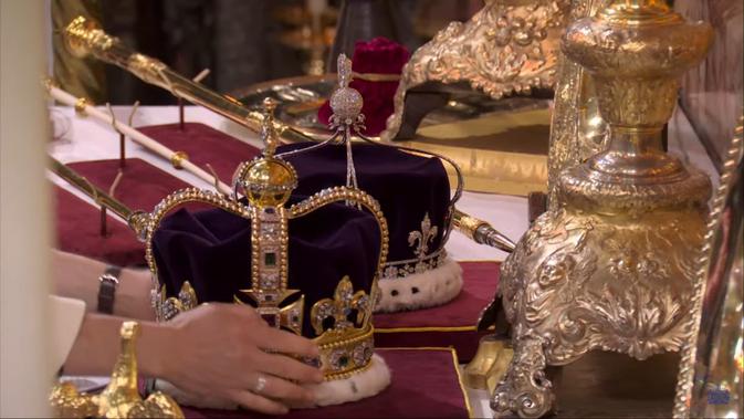 <p>Mahkota Raja Charles III dan Ratu Camilla. (Youtube/The Royal Family)</p>