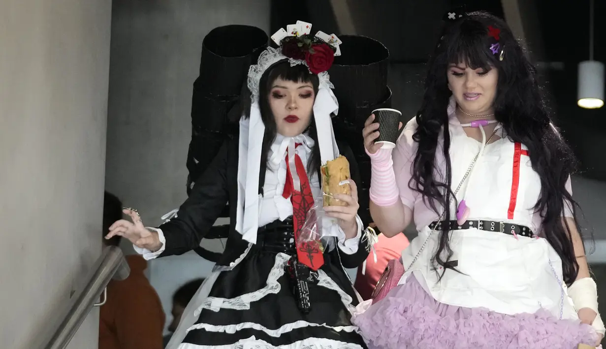 Cosplayer menghadiri acara Comic Con di Praha, Republik Ceko, Sabtu (16/10/2021). Pertemuan budaya pop selama tiga hari di Praha didedikasikan untuk para penggemar fiksi ilmiah, fantasi, dan horor dalam game, film, anime dan komik, yang berlangsung dari 15 - 17 Oktober. (AP Photo/Petr David Josek)