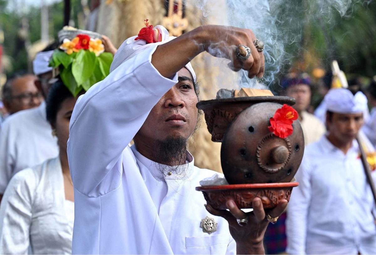 FOTO: Melihat Upacara Langka Penobatan Raja Baru Mengwi di Bali