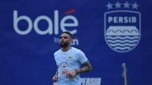 Rekrutan anyar Persib Bandung, Layvin Marc Kurzawa, mulai berlatih bersama rekan-rekan setimnya di lapangan pendamping Stadion GBLA, Kota Bandung, Rabu (28/1/2026). (Bola.com/Erwin Snaz)