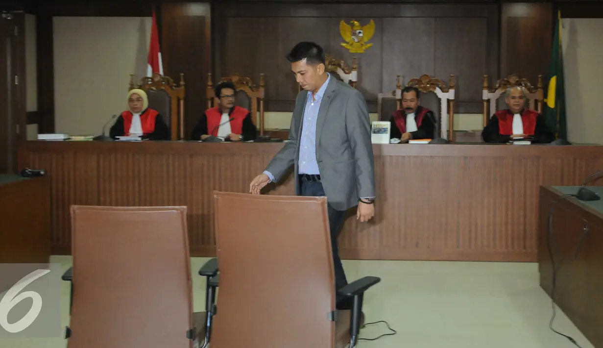 Majelis Hakim Pengadilan Tipikor Jakarta menjatuhkan vonis 4 tahun penjara dan denda Rp 200 juta subsidair 5 bulan kurungan kepada Direktur PT Windu Tunggal Utama, Abdul Khoir, Jakarta, Kamis (9/6/2016). (Liputan6.com/Helmi Afandi)