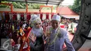 Sepasang mempelai melambaikan tangan usai menjalani prosesi nikah massal di kampus STTKD, Yogyakarta, Senin (4/4/2016). Sebanyak 21 pasangan pengantin mengikuti nikah bareng angkasa di atas pesawat boing. (Liputan6.com/Boy Harjanto)
