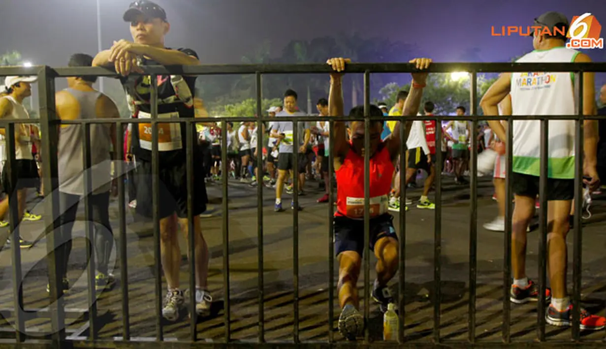 Sebelum dimulai, beberapa peserta tampak melakukan peregangan otot. (Liputan6.com/Andrian M. Tunay)