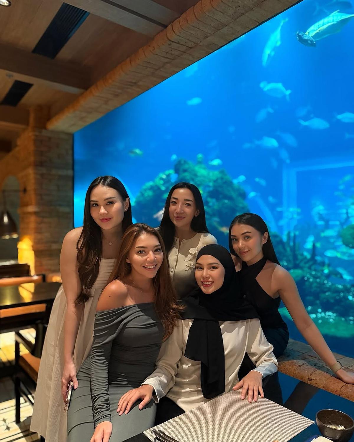 7 Potret Ultah Dara Arafah Dirayakan Bareng Sahabat, Ada Keanu Agl - Dapat Sebouquet Mawar Pink Besar