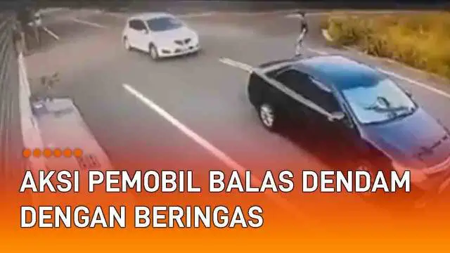 Sebuah insiden antara dua pemobil terekam CCTV. Awalnya tampak pengemudi mobil hitam turun dan marah-marah ke pemobil putih. Hingga puncaknya pemobil putih lakukan aksi tak terduga.