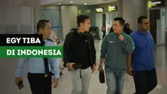 Egy Maulana Vikri telah tiba di Surabaya. Dia baru saja menjalani perjalanan jauh dari Polandia dan tiba di Bandara Juanda, Sidoarjo, Selasa (10/7) malam.