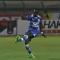 Aksi Makan Konate saat Persib Bandung mengalahkan Pusamania Borneo FC di Perempat Final Piala Presiden 2015 (Liputan6.com / Helmi Fithriansyah)