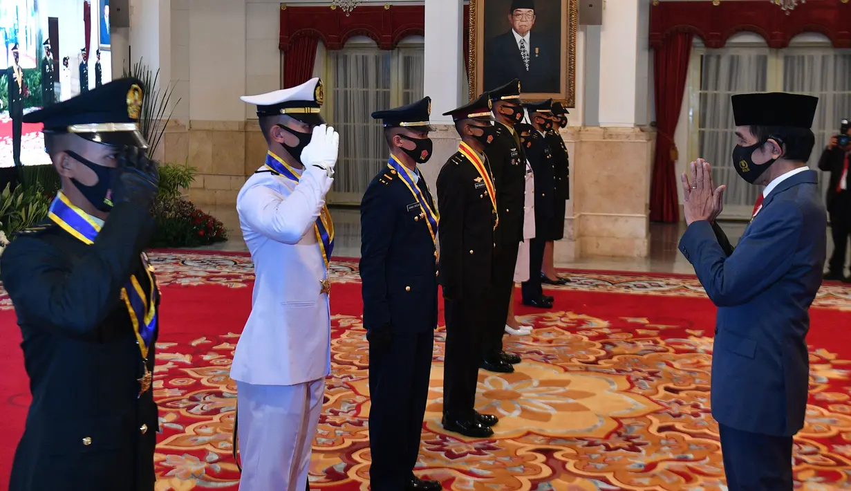 Presiden Joko Widodo (kanan) memberikan ucapan selamat kepada para perwira remaja peraih Adhi Makayasa dalam acara Prasetya Perwira (PRASPA) TNI dan POLRI Tahun 2020 di Istana Negara, Jakarta, Selasa (14/7/2020). Upacara diwakili para peraih Adhi Makayasa. (ANTARA FOTO/Sigid Kurniawan/POOL)