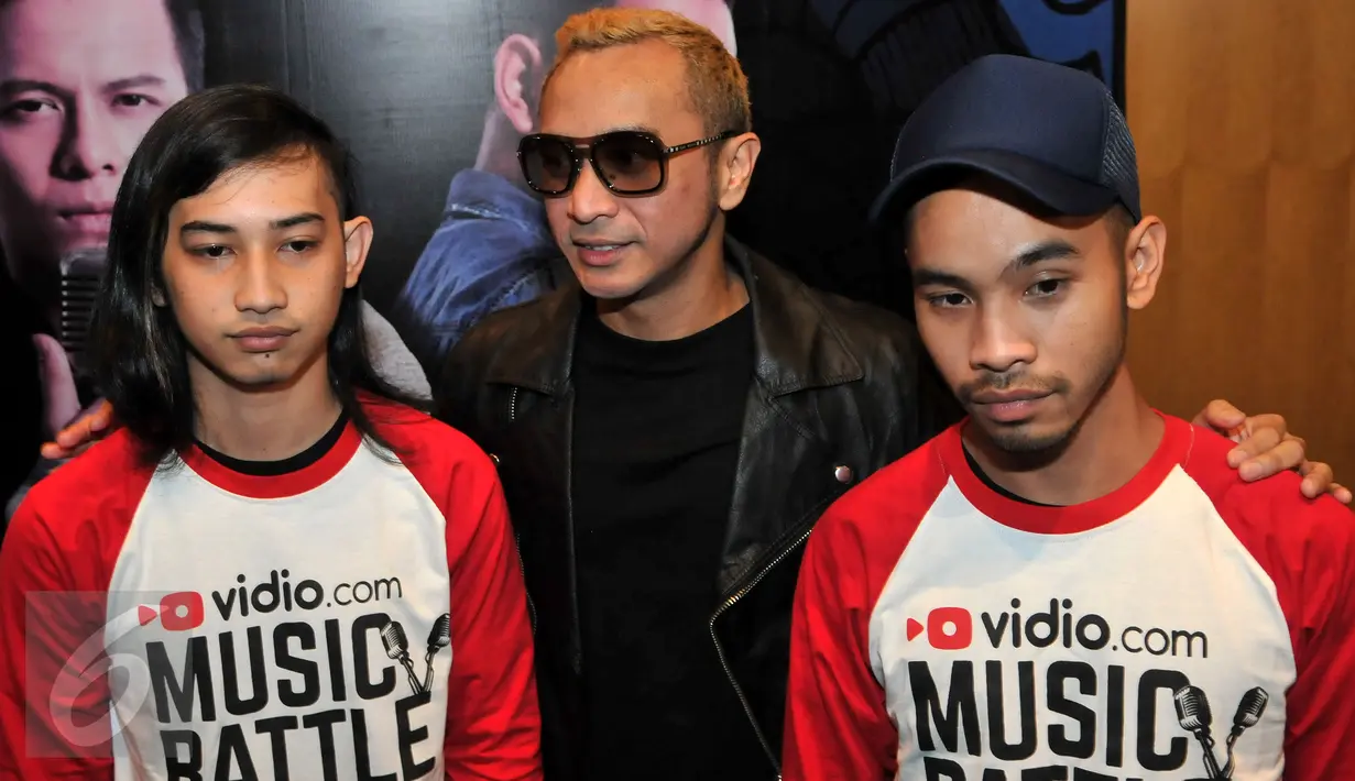 Giring Nidji saat bersama DM Project pada konfrensi pers di Senayan City, Jakarta, Senin (22/2). Perlombaan Musik yang dimulai sejak 24 November 2015 ini akhirnya menyisakan 5 finalis. (Liputan6.com/Yoppy Renato)
