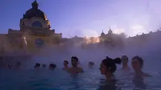 Pengunjung menikmati bersantai sambil berendam di kolam air panas Szechenyi Thermal Bath di Budapest, Hongaria, 7 Januari 2017. Szechenyi Thermal Bath adalah salah satu lokasi pemandian umum tertua dan terbesar di Budapest. (Bea Kallos/MTI via AP)