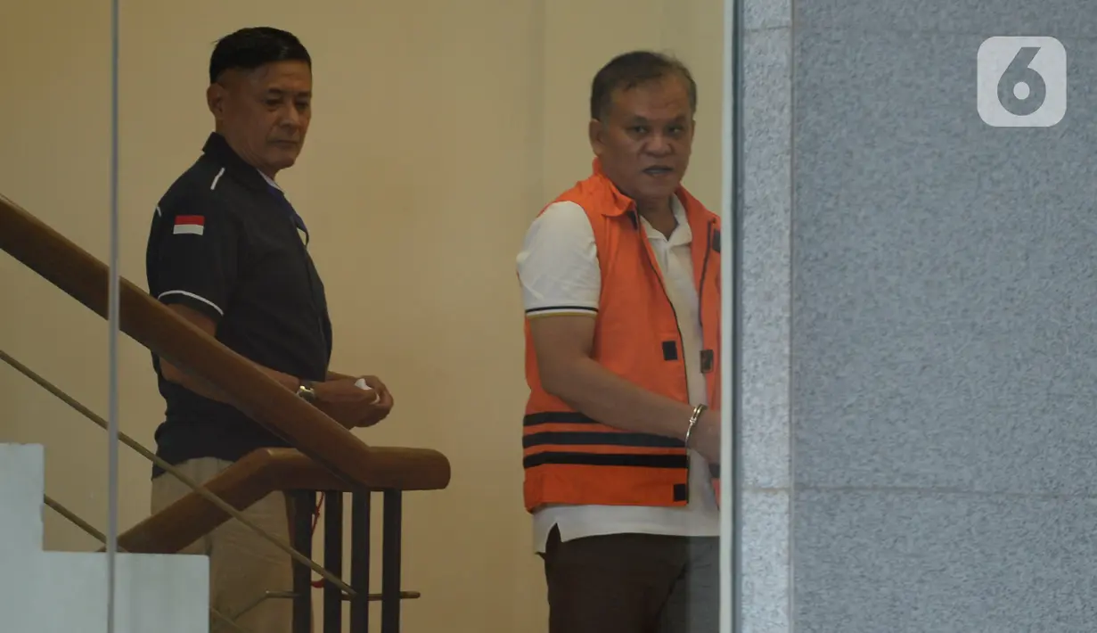 Direktur PT Rudi Jaya, Ibnu Ghofur (kanan) bersiap menjalani pemeriksaan di gedung KPK, Jakarta, Kamis (30/1/2020). Ibnu Ghofur diperiksa sebagai tersangka kasus dugaan pemberian suap kepada Bupati Sidoarjo terkait proyek infrastruktur di Pemerintahan Kabupaten Sidoarjo. (merdeka.com/Dwi Narwoko)