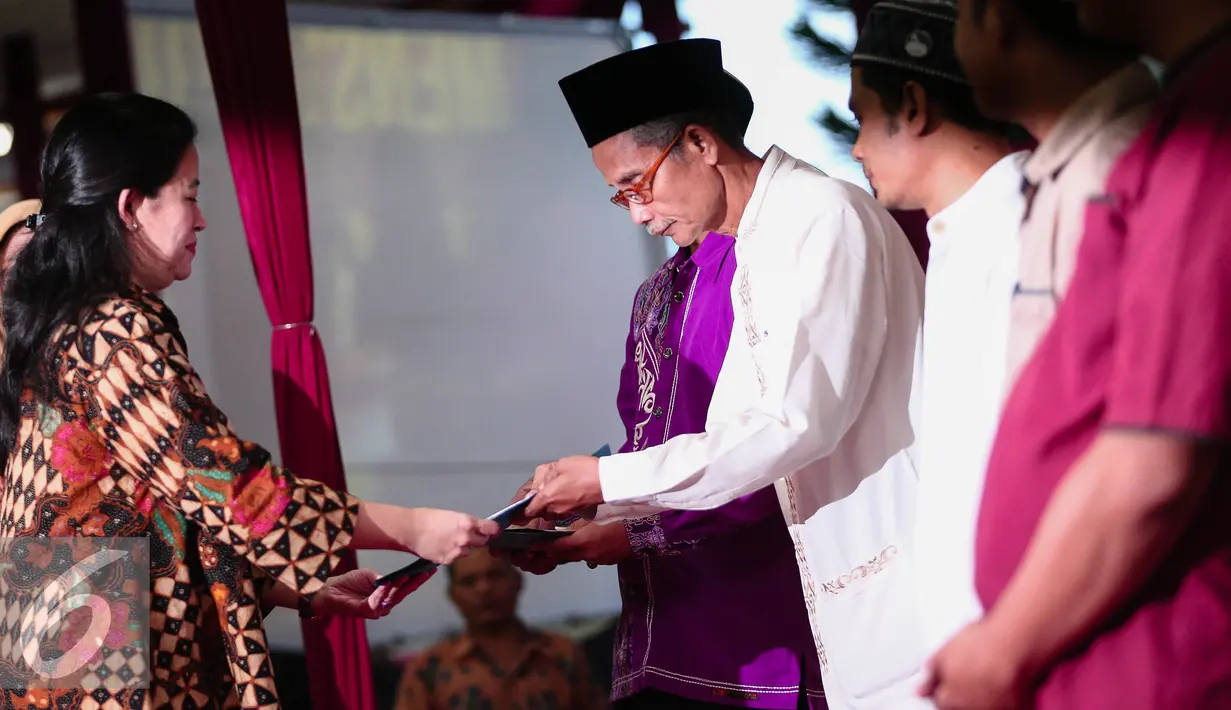 Menko PMK Puan Maharani memberikan santunan dalam acara buka puasa bersama karyawan di PT Tempo Scan Pacific Cikarang, Jawa Barat, Kamis (23/6). (Liputan6.com/Faizal Fanani)
