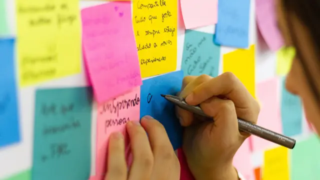 Ilustrasi Contoh Announcement Text yang Ditempelkan pada Sticky Note