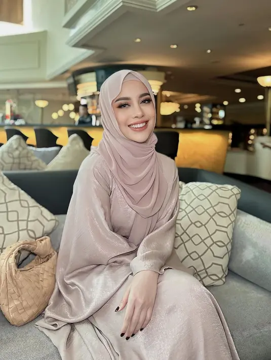 Cantiknya penampilan Aghnia Punjabi di sini. Ia tampil dengan makeup super flawless bernuansa merah muda yang menyoroti area mata dan senyum cantiknya. [Foto: Instagram/emyaghnia]