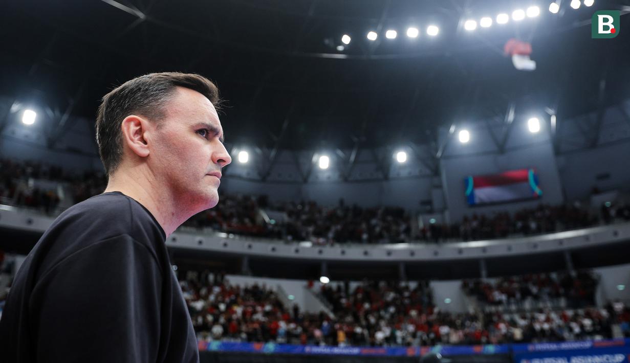 Pelatih Timnas Futsal Indonesia, Hector Souto, mengamati permainan anak asuhnya saat melawan Irak dalam laga Grup A Piala Asia Futsal 2026 di Indonesia Arena, Jakarta, Sabtu (31/1/2026). (Bola.com/Bagaskara Lazuardi)