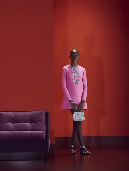 Seperti bertukar kado, mendekorasi rumah, memakai gaun cantik, dan foto bersama. (Foto: Valentino)