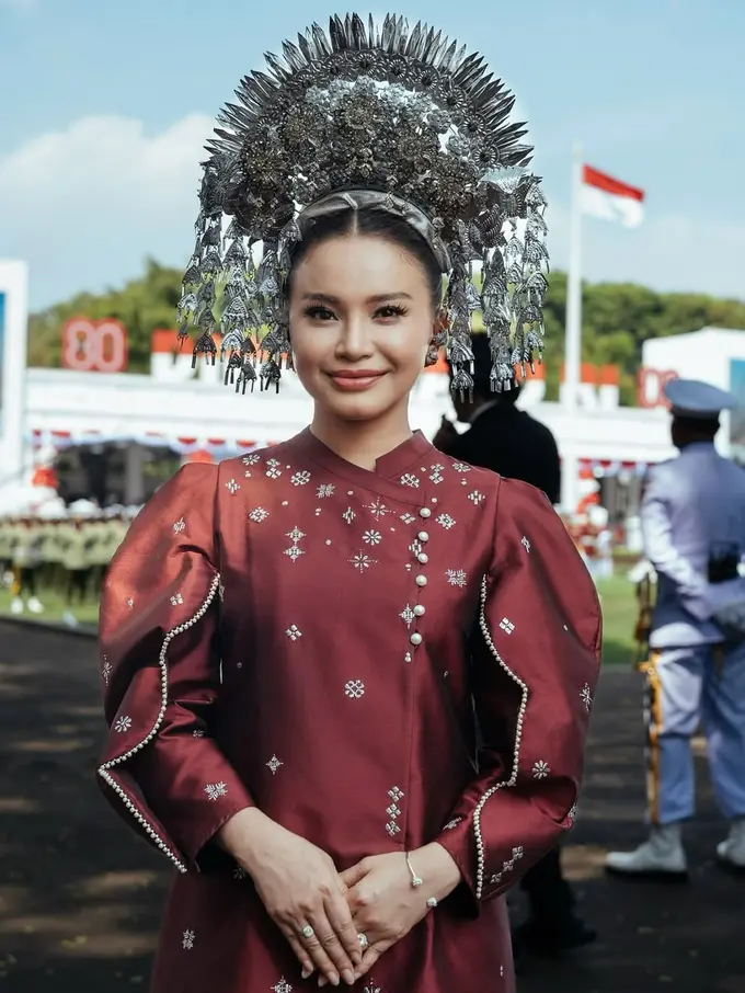 Potret Tampilan Anggun Rossa Kenakan Kebaya Janggan Bertabur Payet di Istana Merdeka