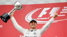 Nico Rosberg, pembalap Mercedes dalam selebrasi kemenangan pertamanya di Suzuka, Jepang, Minggu (9/10). Rosberg bertahan berada di posisi terdepan dari awal hingga akhir balapan. (REUTERS/Toru Hanai) 
