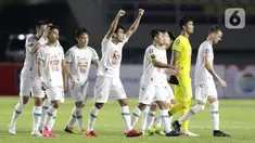 Para pemain PSS Sleman merayakan kemenangan atas PSM Makassar pada laga perebutan juara tiga Piala Menpora 2021 di Stadion Maguwoharjo, Sleman, Sabtu (24/4/2021). PSS Sleman mengalahkan PSM Makassar dengan skor 2-1. (Bola.com/M Iqbal Ichsan)