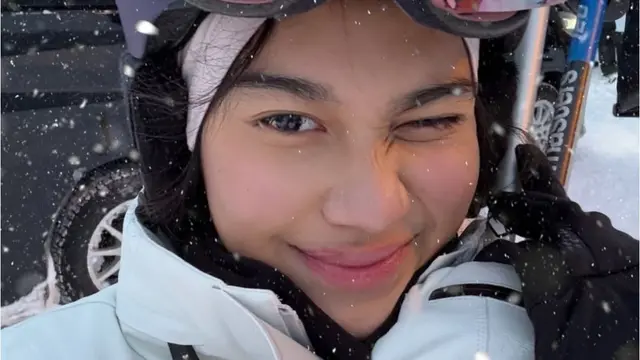 7 Potret Azizah Salsha Jajal Ski Perdana di Niseko Jepang, Tampil Memukau Meski Jatuh Bangun (credit: https://www.instagram.com/azizahsalsha_/).