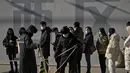 Seorang wanita yang mengenakan masker beristirahat di bangku sebuah mal di Beijing (16/1/2022). Beijing telah melaporkan infeksi omicron lokal pertamanya, beberapa minggu sebelum Olimpiade Musim Dingin akan dimulai. (AP Photo/Andy Wong)