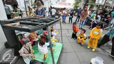 Pak Muchtar saat menghibur dengan boneka talinya di kawasan Kota Tua Jakarta, Kamis (17/12/2015). Pria berumur 70 itu dengan cekatan memainkan tuas penggerak yang membuat bonekanya bergoyang mengikuti irama dangdut. (Liputan6.com/Yoppy Renato)
