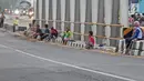 Warga membawa sapu menunggu pengguna jalan memberi sedekah dengan melempar uang di Jembatan Sewo, Jalur Pantura Sukra Indramayu, Jawa Barat, Senin (3/6/2019). Keberadaan pencari sedekah bisa membahayakan keselamatan pemudik serta pengguna jalan lainnya. (Liputan6.com/Herman Zakharia)