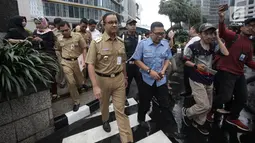 Gubernur DKI Jakarta Anies Baswedan saat meninjau Gedung Bursa Efek Indonesia (BEI), Jakarta, Senin (15/1). Anies mengakui, tim dari Pemprov DKI Jakarta selama ini kesulitan mengaudit seluruh bagian gedung BEI. (Liputan6.com/Arya Manggala)